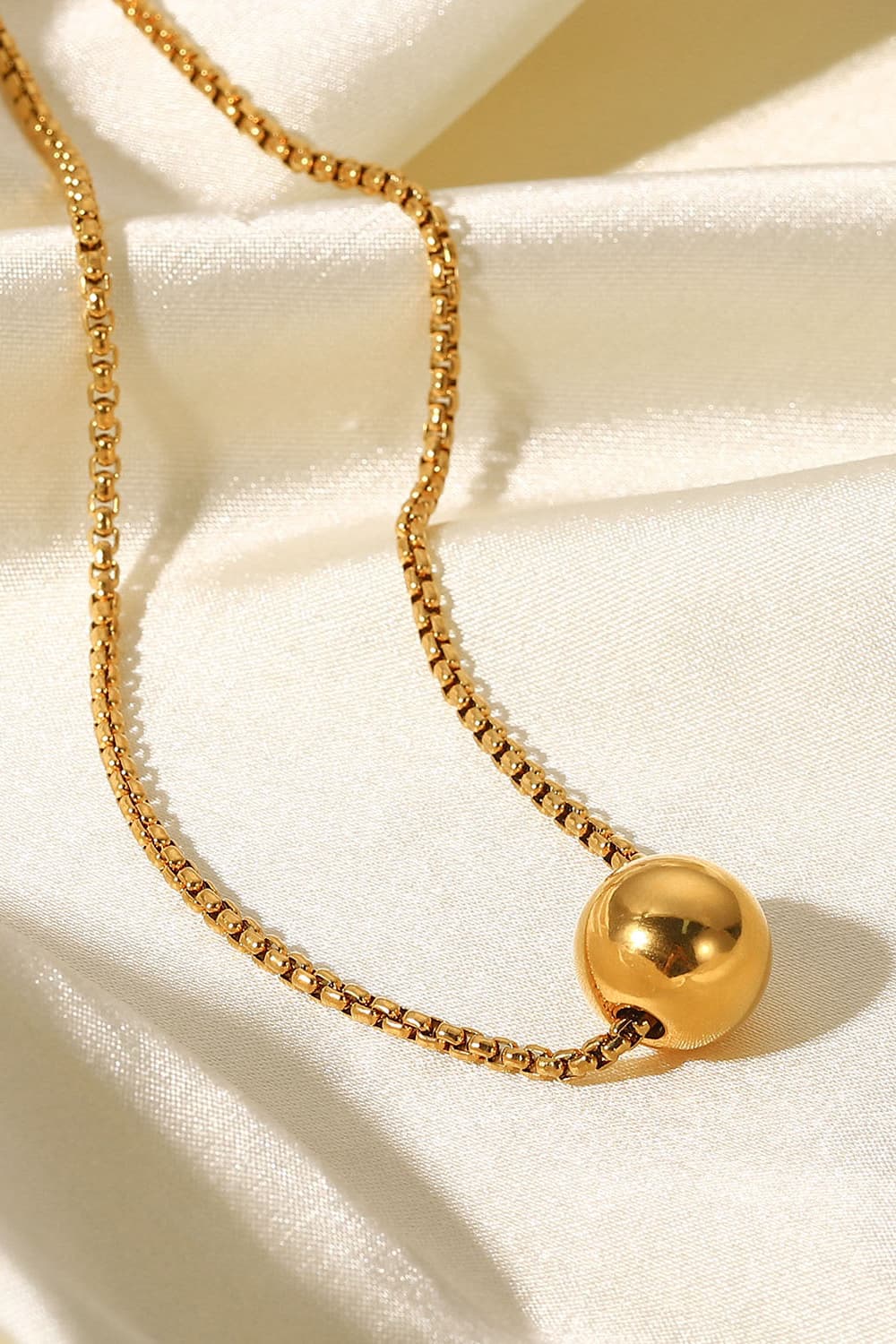 Gold-Plated Round Shape Pendant Necklace 18K